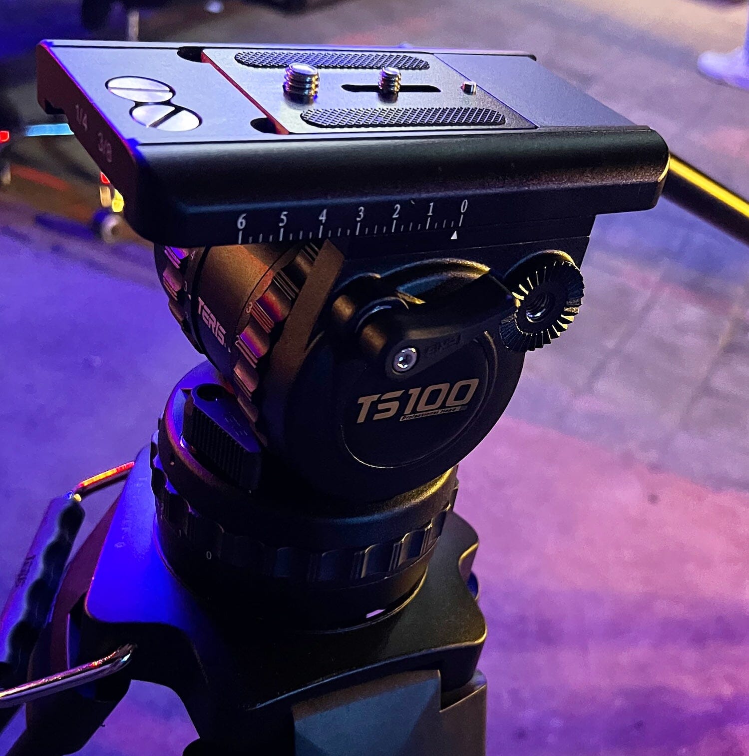 Teris TS100CF-Q Fluid Head & Tripod Kit (Carbon Fiber) Fluid Head & Tripod Kit Indipro