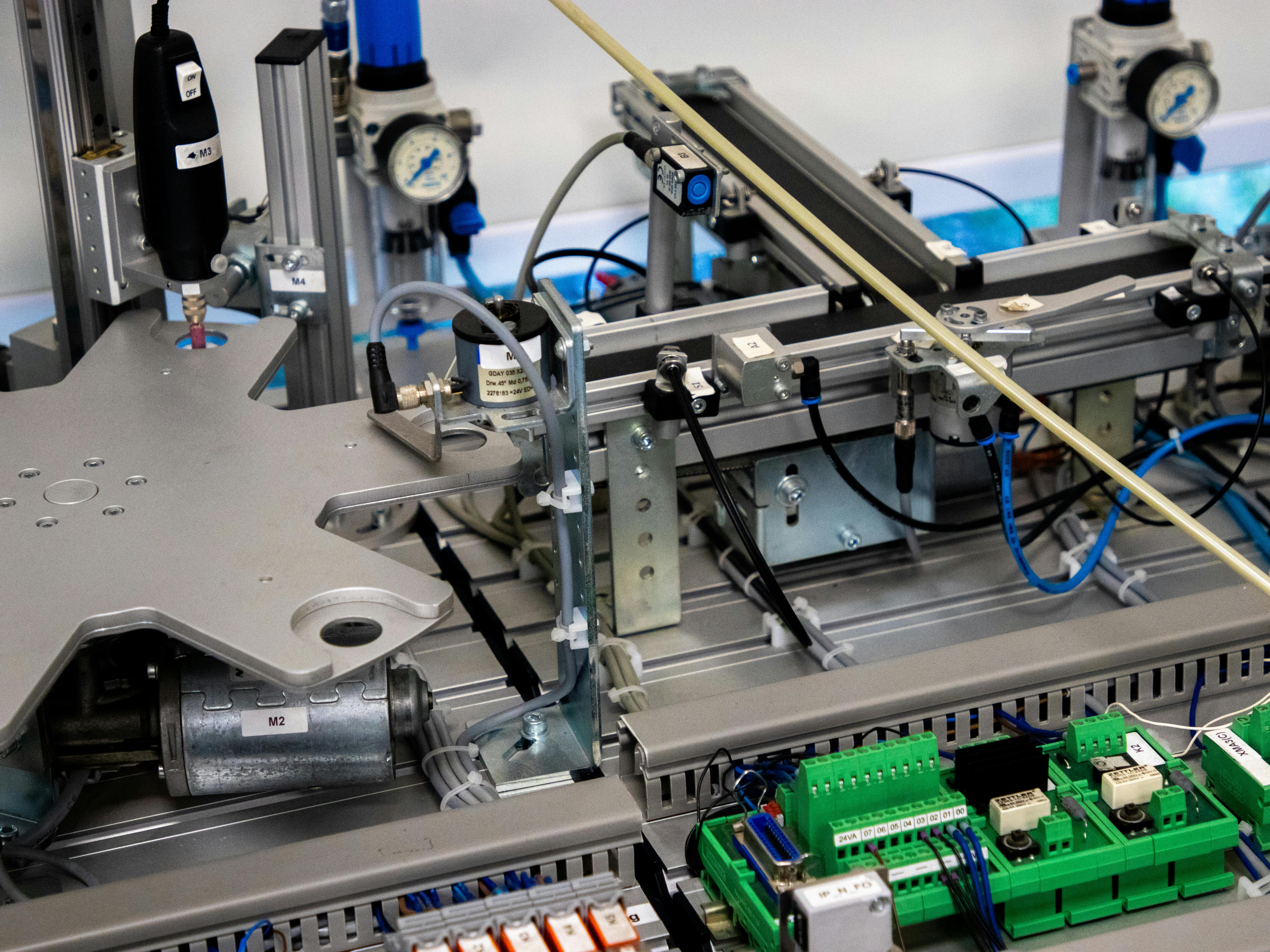 Industrial automation cell with custom control cables and terminal blocks